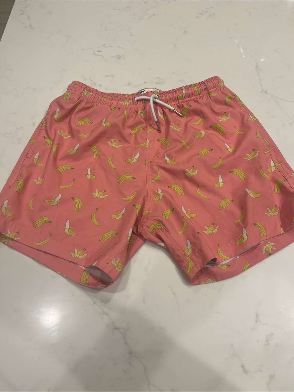 BERMIES: Men's Pink Banana-Print Swim Trunks